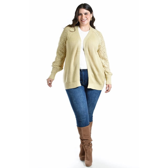 cardigan de punto roman fashion /tallas extras, 41849 (beige) abierto y holgado en beige. Vista frontal de modelo curvy con cárdigan acanalado, mangas largas de punto calado, sin botones y con strech; largo a la cadera, usado sobre blusa blanca y jeans, ideal para otoño e invierno y tallas extra.