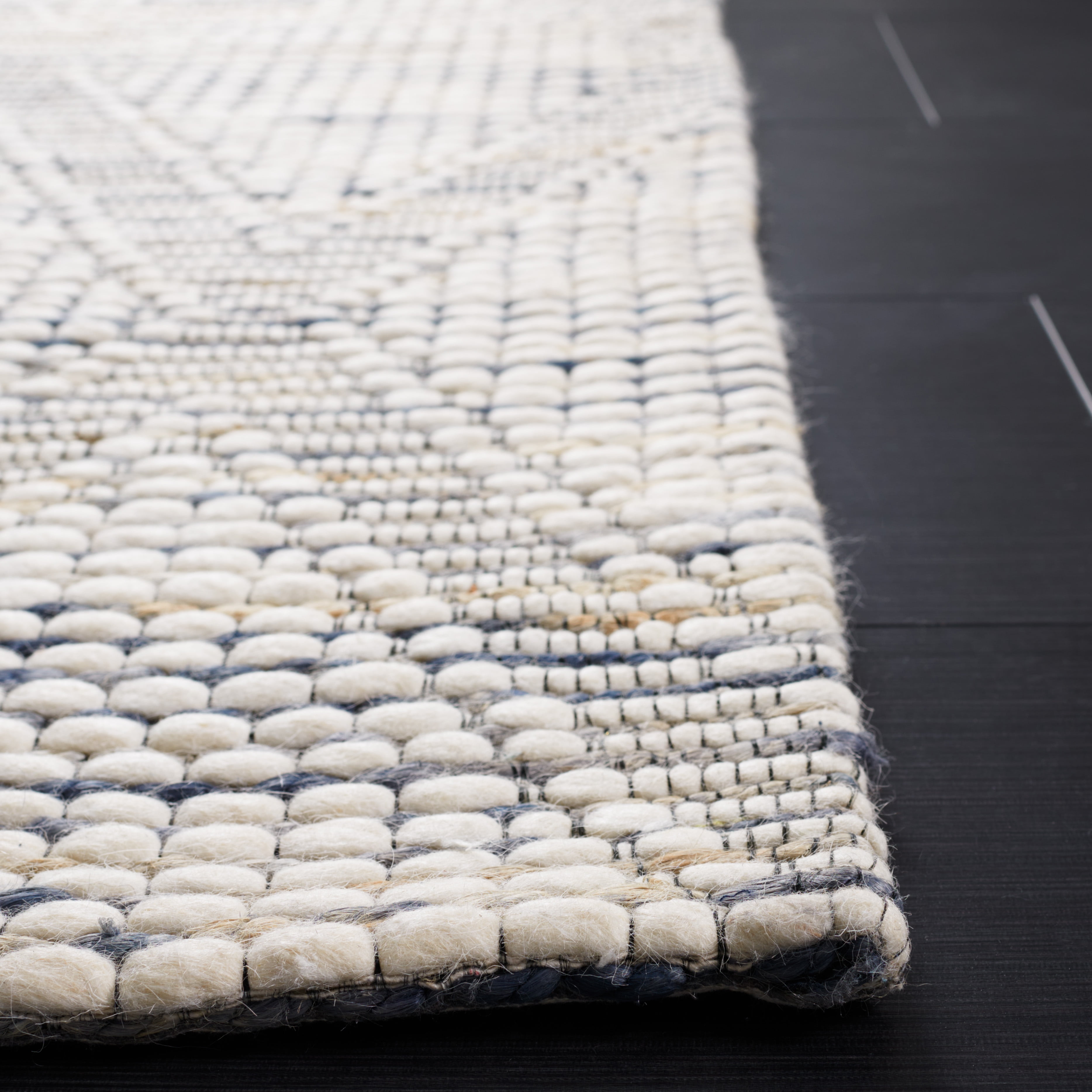 SAFAVIEH Marbella Zelma Diamond Area Rug, Ivory/Blue, 5' x 8'
