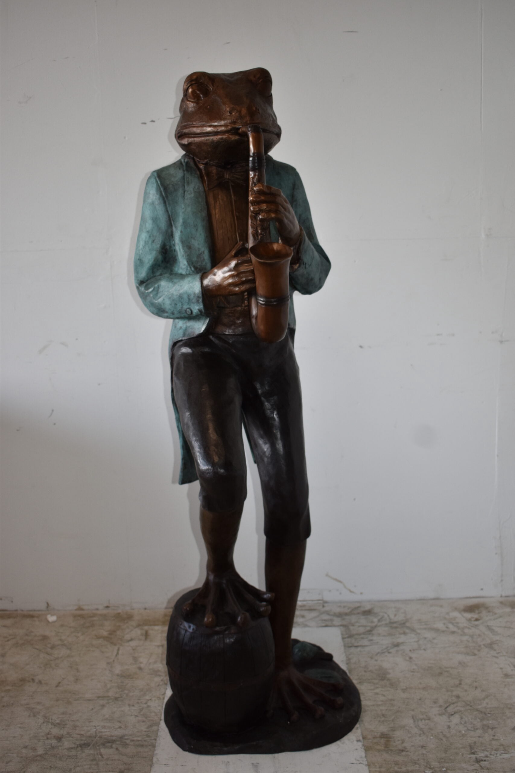 Nifao Frog Playing Saxophone Gracefully Bronze Statue – Garden Outdoor Decor Sculpture, 22"L x 20"W x 65"H