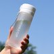 thumbnail image 4 of Botella de agua deportiva de gran capacidad, portátil, para exteriores, para estudiantes y parejas, con infusor de té, taza de té de flores, botella de agua de plástico, taza de agua deportiva., 4 of 9