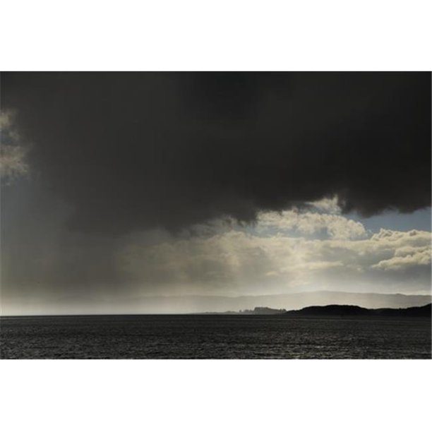 Posterazzi DPI12290111 Pluie Tombant de Nuages Sombres Menaçants sur l'Eau - Affiche de Ferry Loutre Écossaise Imprimée par John Short, 19 x 12