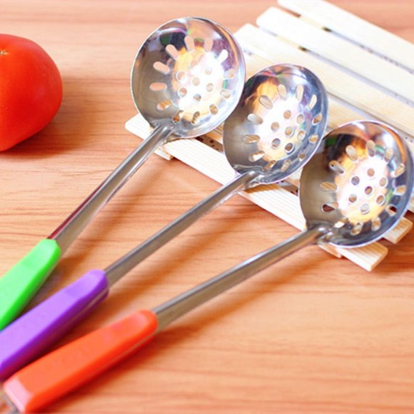 Cuchara sopera de acero inoxidable con mango de color Cuchara mezcladora de sopa de cocina que se puede colgar Cuchara coladora para olla caliente