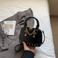thumbnail image 1 of Bolso de mano con remaches de champán de alta calidad con diseño de nicho de nuevo estilo 2025 para mujer, moderno y elegante bolso bandolera de un solo hombro., 1 of 5