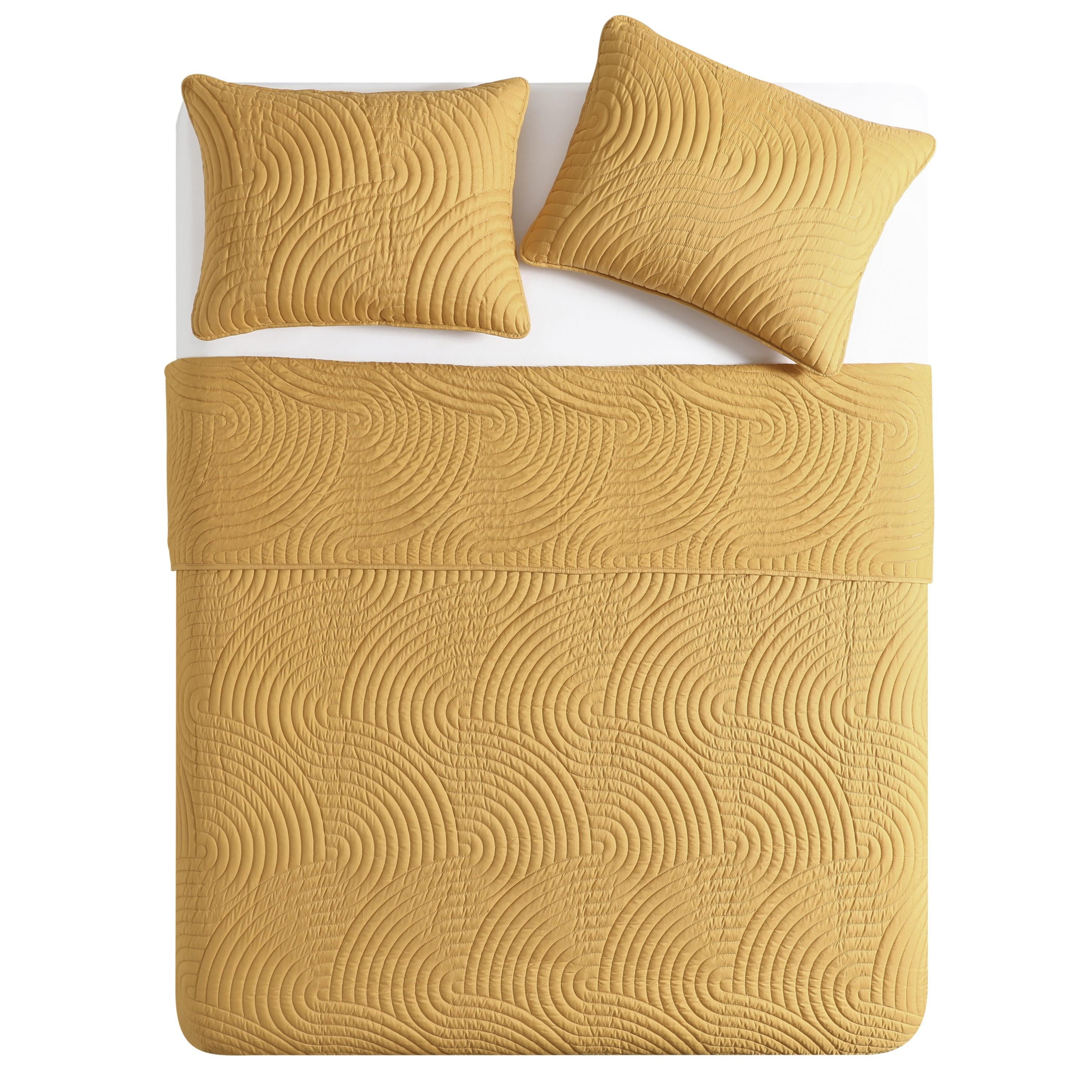 VCNY Home Sands 3-Piece Gold Textured Curve Striped Pinsonic Quilt Set, Full/Queen, Adult, Unisex