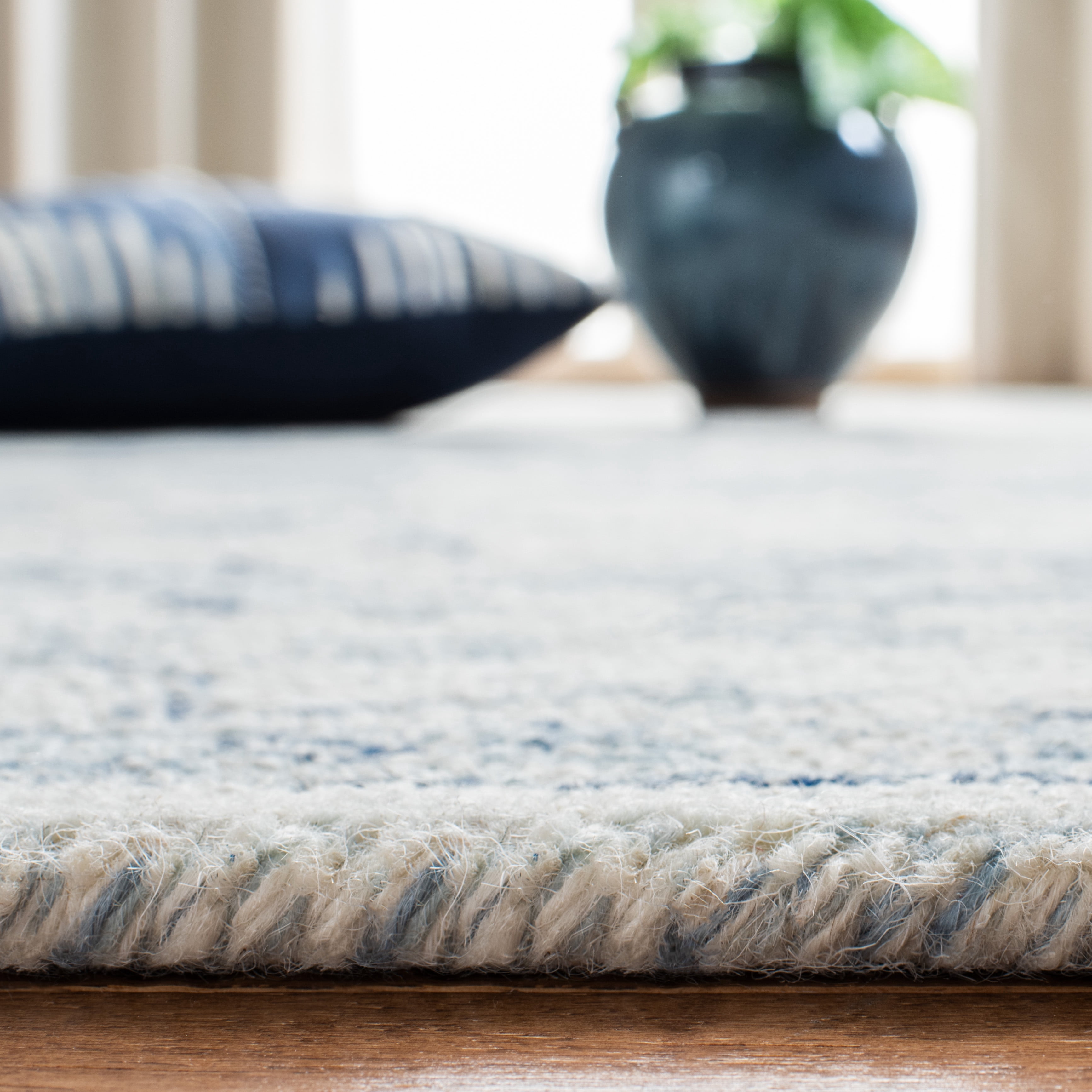 SAFAVIEH Micro-Loop Leon Medallion Area Rug, Blue/Ivory, 8' x 10'