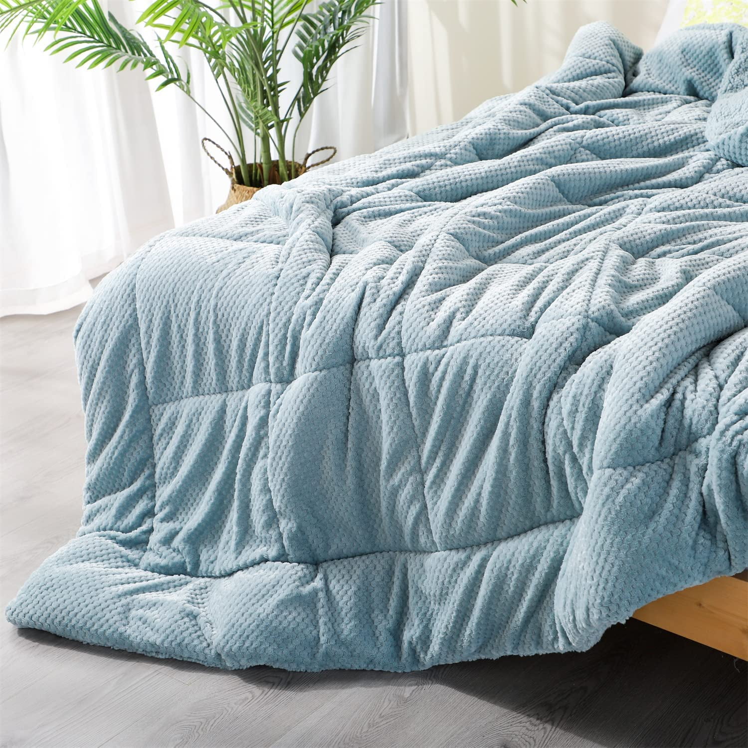 DOMDEC Luxury Flannel Fleece Comforter with Plush Sherpa Back - Faux Fur Blanket, Winter Warmth, Cloud Blue Twin Size 68x90 Inches