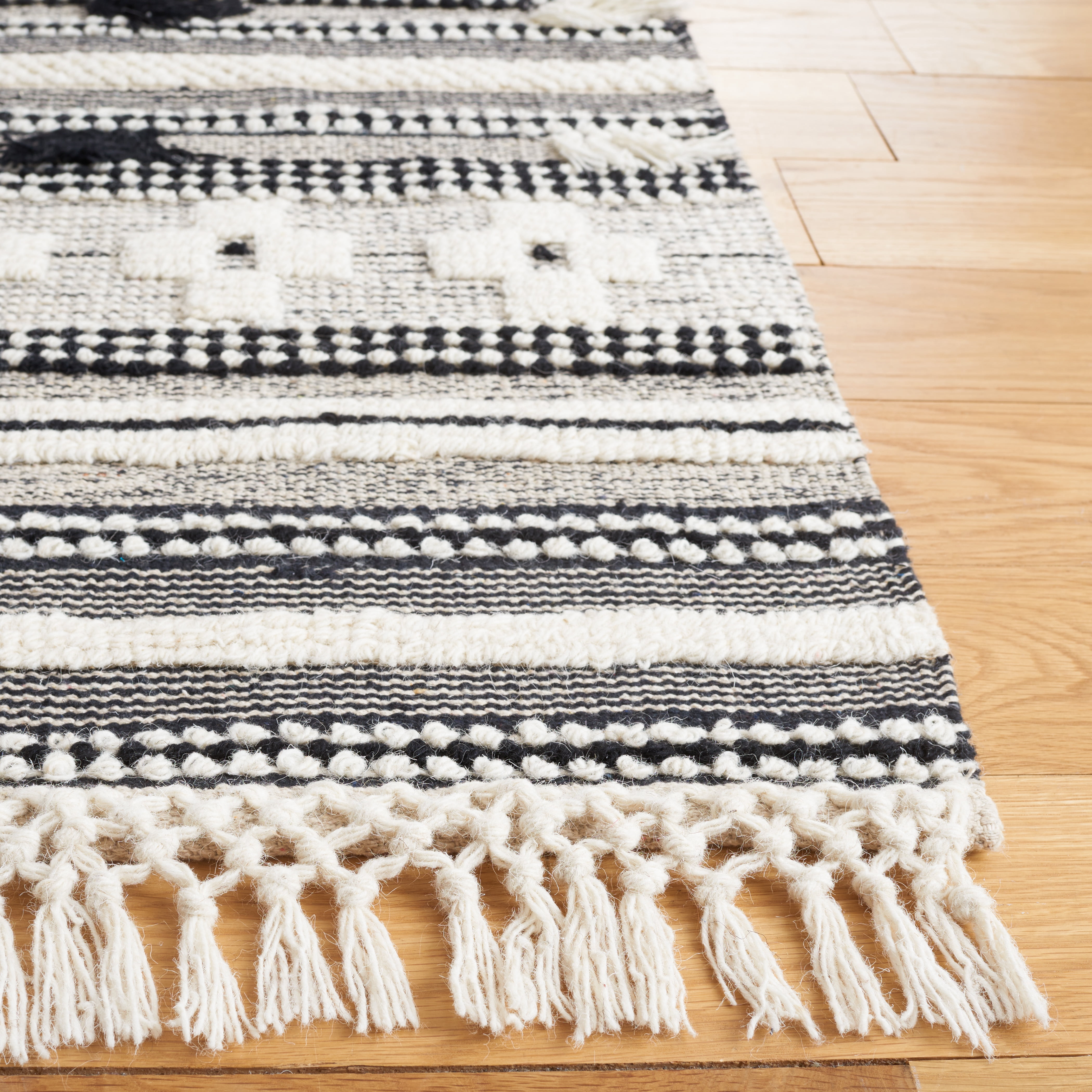 SAFAVIEH Natura Amanda Southwestern Area Rug, Black/Ivory, 5' x 8'