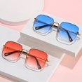thumbnail image 4 of Gafas de sol de moda con borde sin marco poligonal para mujer, gafas de sol con protección solar y patas de espejo curvadas de metal, 4 of 5