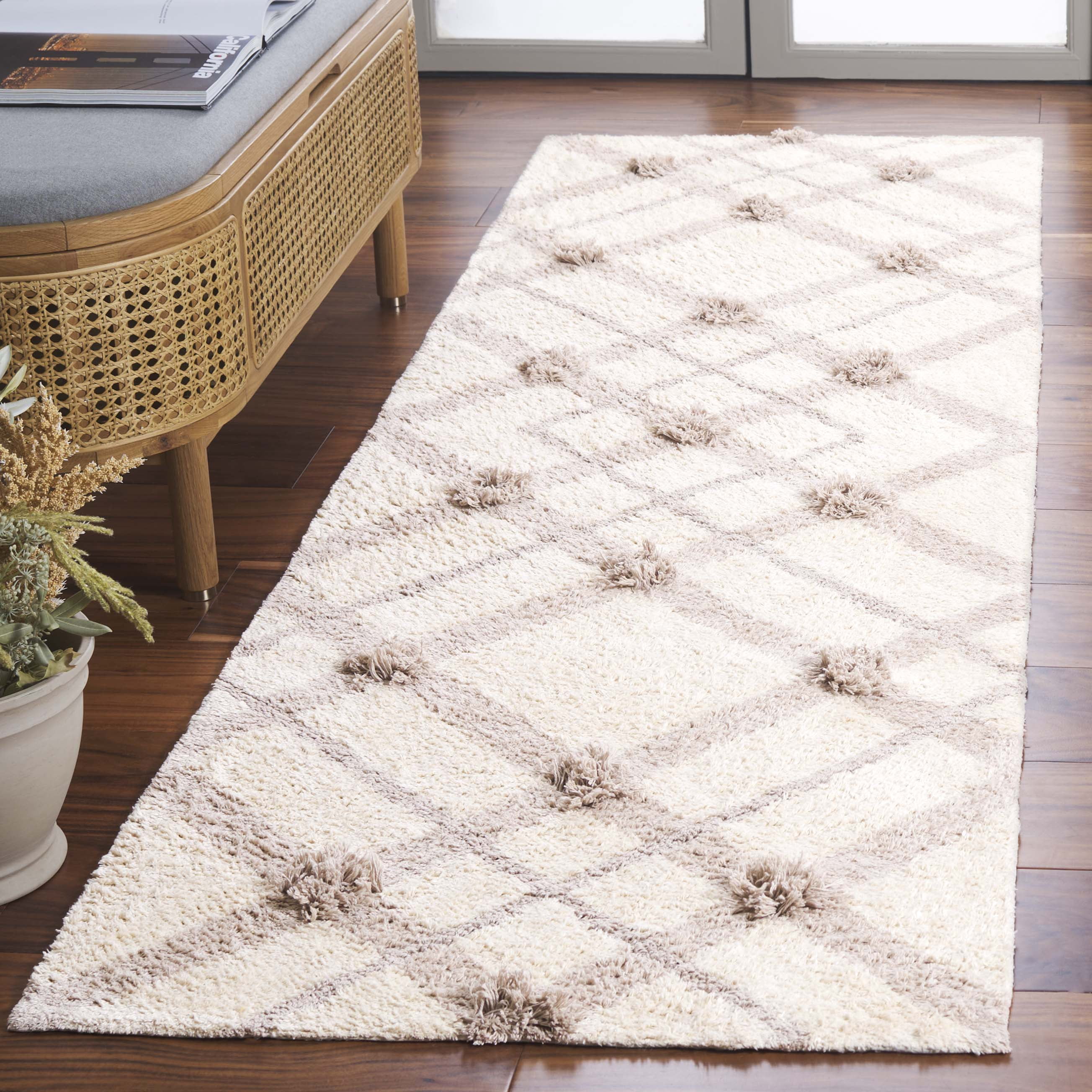 SAFAVIEH Easy Care Elwin Diamond Runner Rug, Ivory/Beige, 2'3" x 8'