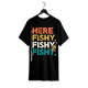 thumbnail image 1 of ¡Aquí tienes a Fishy! Divertida camiseta gráfica de pesca: 100 % algodón y con estilo., 1 of 6