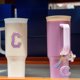 thumbnail image 5 of Juego de accesorios para taza Uxcell para vaso con asa, que incluye cubierta de silicona para popote, bota, tapón a prueba de derrames, encanto de asa, etiqueta de iniciales letra C, 5 of 7