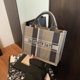 thumbnail image 3 of Bolsos de moda de alta gama 2025, nuevo bolso de compras informal, versátil, de un solo hombro, de gran capacidad, bolso de mano para viajeros, 3 of 5