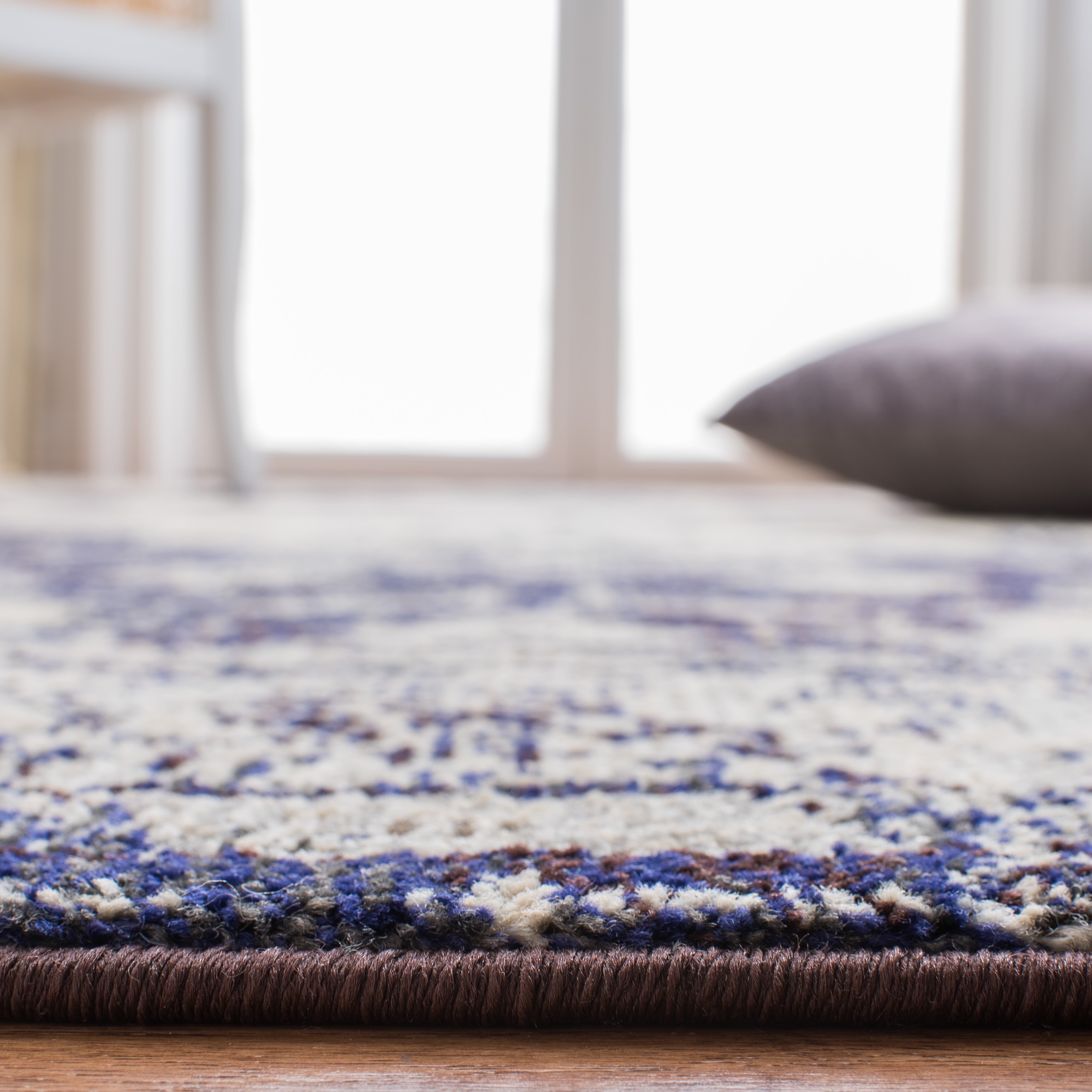 SAFAVIEH Accent Rug 3x5 - Monaco Collection - Traditional Design, Ivory & Navy, Ideal for Living Room, Bedroom, Dining Space, Entryway, Bathroom, Bedside
