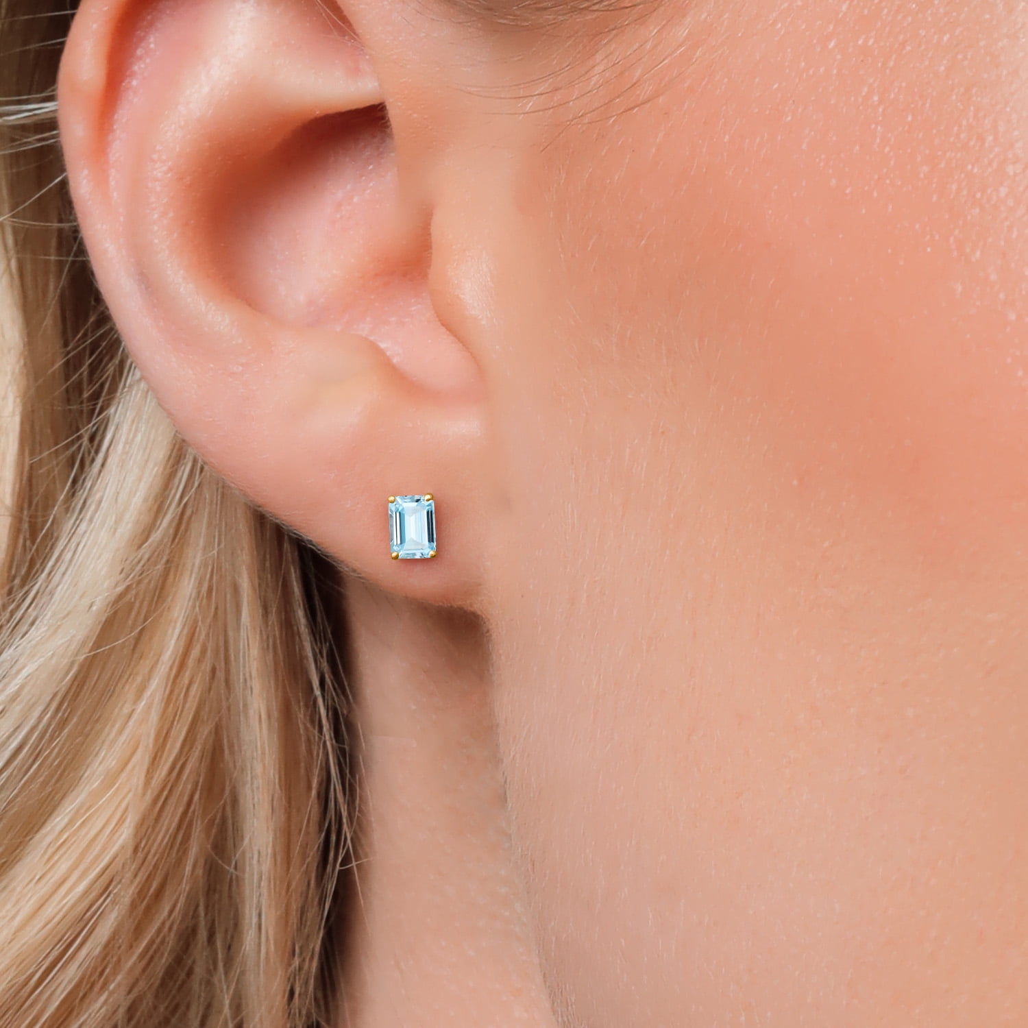 Gem Stone King 14K Yellow Gold Sky Blue Aquamarine Stud Basket Setting Earrings for Women Men | 1.00 Cttw | Gemstone March Birthstone | Emerald Cut 6X4MM | Double Notch | Gold Earrings for Women Men
