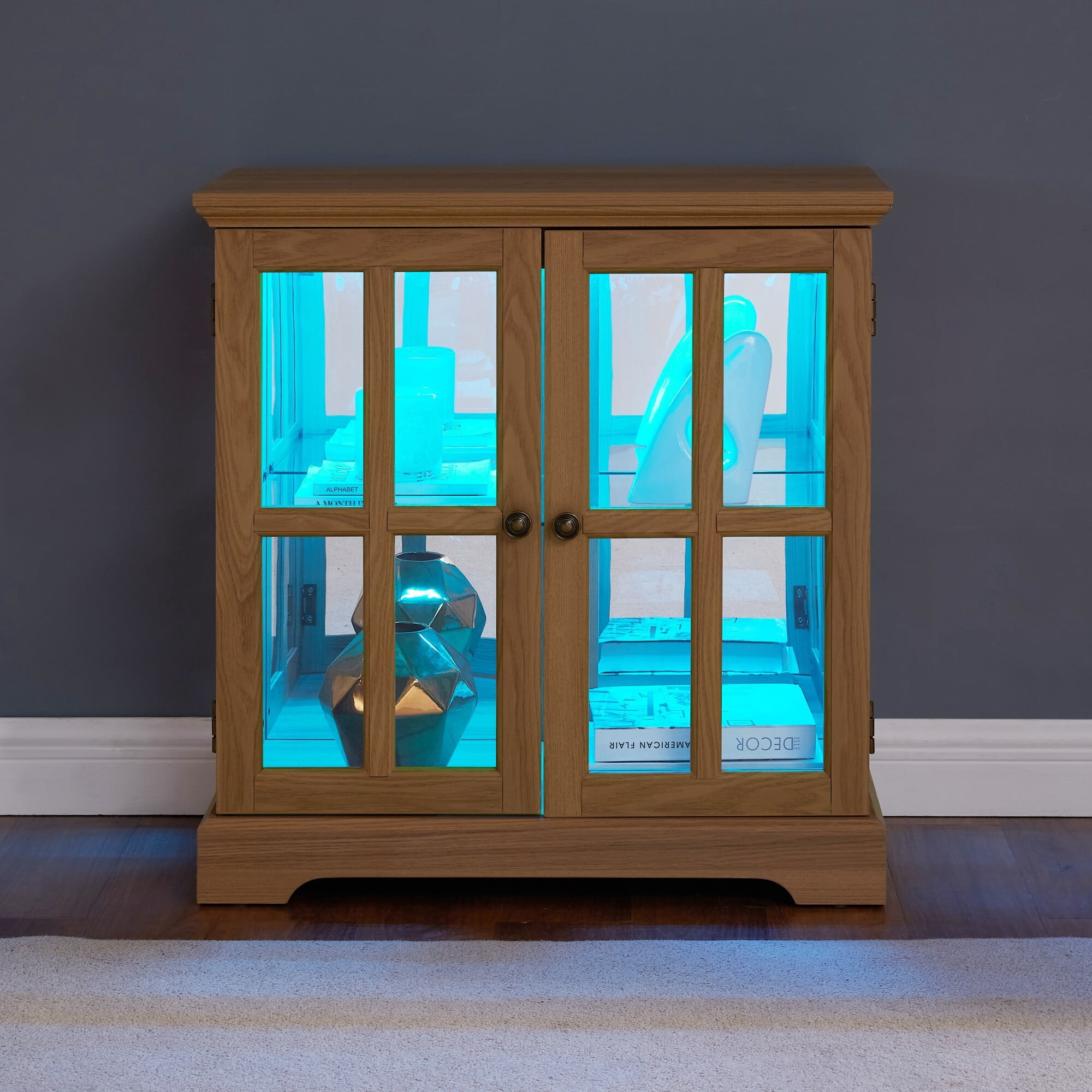 AENKYO Retro LED Glass Display Cabinet with Adjustable Shelf, Vintage Style Curio Showcase for Home, Light Oak