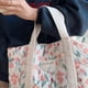 thumbnail image 4 of Bolso Mano Floral Acolchado para Mujer Elegante Viajes Al Aire Libre (Estilo 6) Blanco, 4 of 5