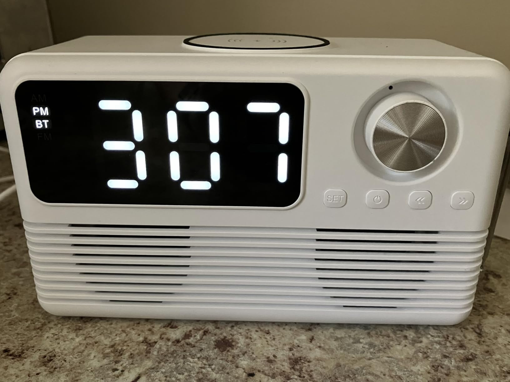 4 in1 Wireless Charging Station with Clock, FM Radio, Bluetooth Speaker, 15W Fast Wireless Charger for i Phone, Android Phones, Clock Radio for Bedroom Easy to Use for Seniors and Kids as Gift