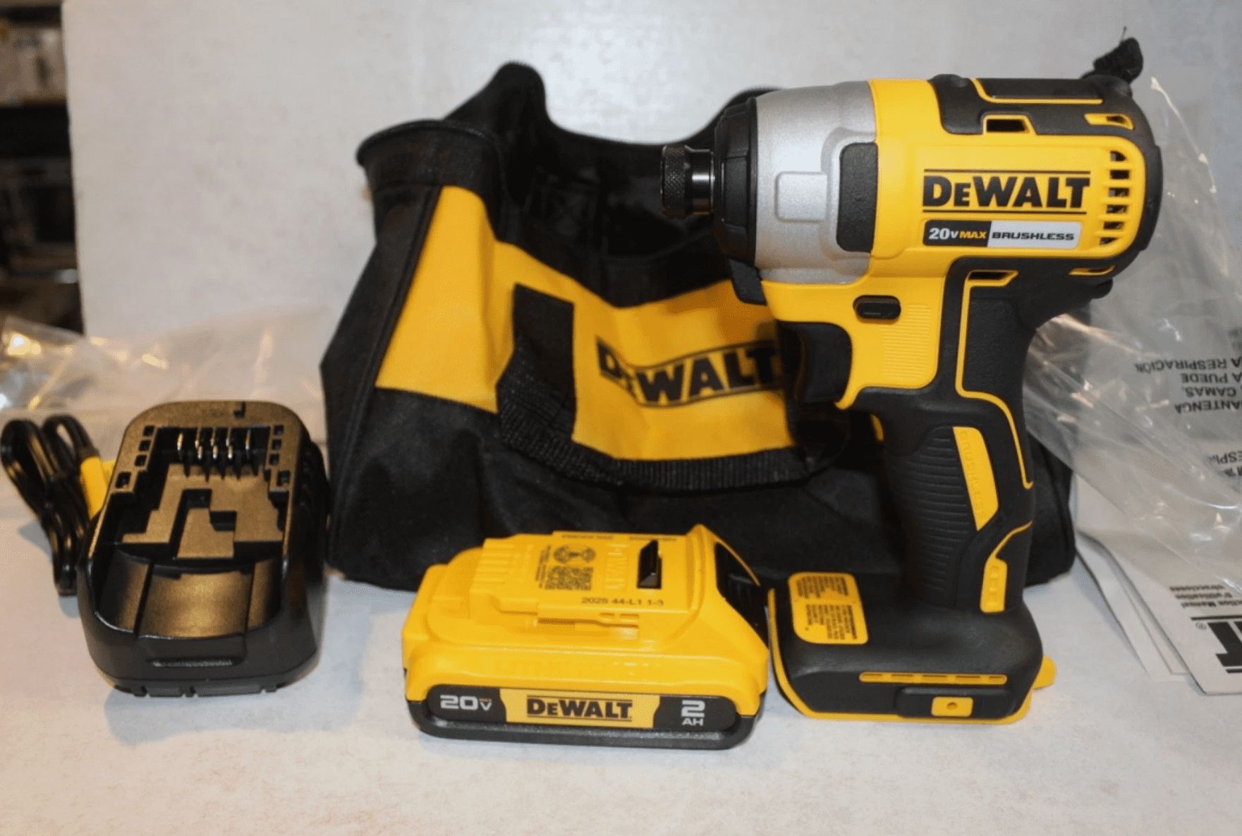 1PC DeWalt 20V MAX Lithium-Ion Brushless Cordless Impact Driver Kit