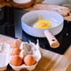 thumbnail image 3 of Molde redondo para huevos fritos (5 unidades), con asa, antiadherente, resistente al calor, para tortillas y panqueques (color aleatorio)., 3 of 5