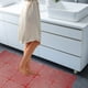 thumbnail image 5 of Alfombrilla de baño antideslizante Interlock | Pisos de baldosas modulares impermeables para duchas, piscinas, patios, gimnasios | PVC de drenaje rápido | Malla hueca antideslizante | Duradero, 5 of 5