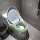 thumbnail image 2 of Cojín de asiento de inodoro de espuma EVA de alta densidad para uso doméstico, lavable y lavable, universal para todas las estaciones del baño., 2 of 3