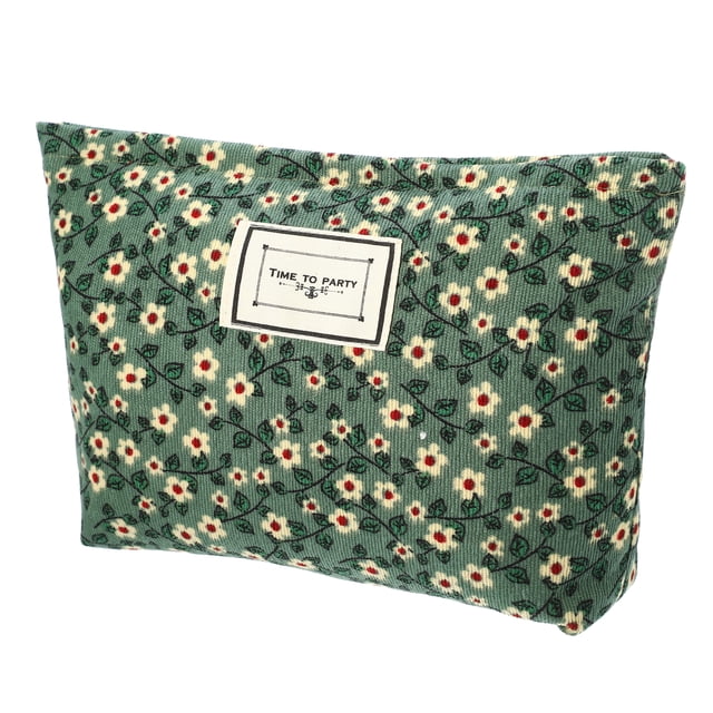 bolsa de maquillaje floral, bolsa de maquillaje de gran capacidad en pana verde con estampado de pequeñas flores blancas y centros rojos; vista 3/4 frontal que muestra silueta rectangular acolchada, cremallera superior y etiqueta frontal "TIME TO PARTY"; mide 25.7x20.5 cm, interior amplio para brochas, lápices labiales y productos de tocador; a menudo usada también como estuche organizador de accesorios de viaje.