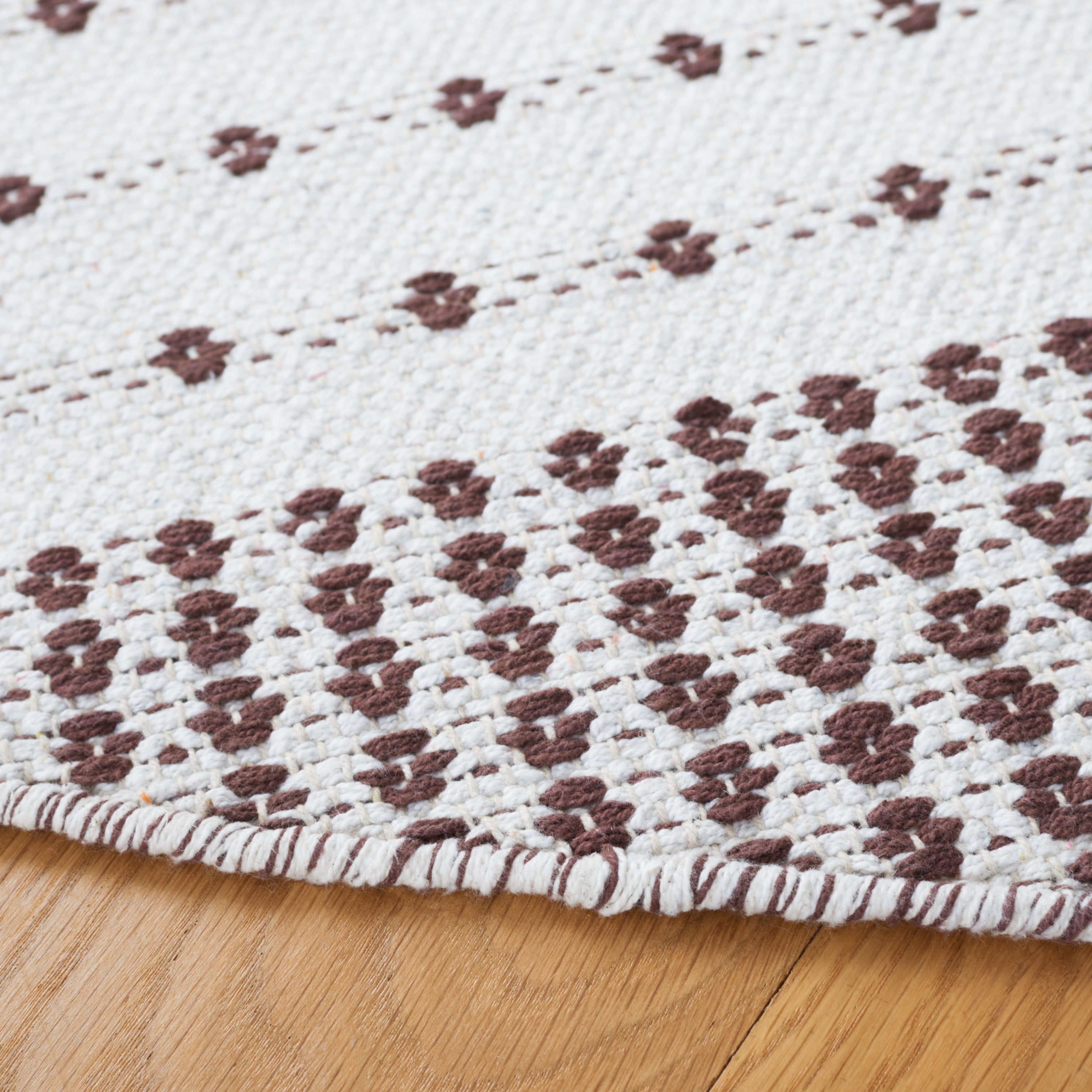 SAFAVIEH Montauk Nuala Abstract Dots Cotton Area Rug, Brown/Ivory, 6' x 6' Round