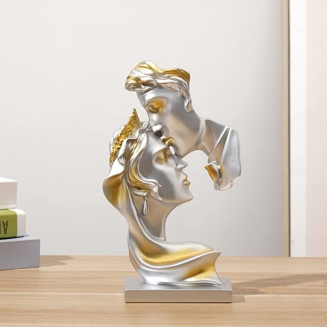 Estatua creativa de pareja besándose - Estatua dorada de resina Escultura de amante besándose Figura de arte moderno de escritorio Decoración de mesa para la sala de estar de la oficina en el hogar. brillar Electrónica