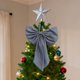 thumbnail image 3 of Adorno Navideño de Lazo Extragrande con Rayas a Cuadros, 40 Cm, con Cinta de Poliéster con Alambre | Guirnalda Extragrande para Árbol de Navidad | Decoración Reutilizable para Interiores y Exteriores, 3 of 6