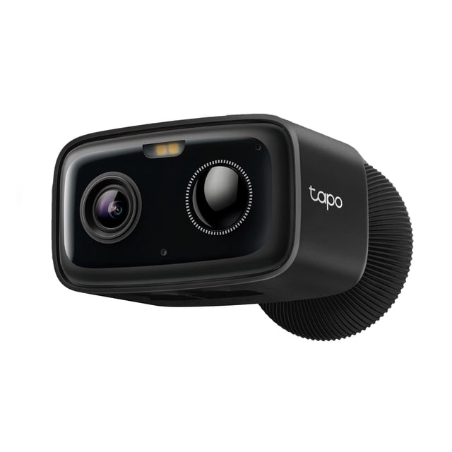cámara de seguridad exterior tapo c401 inalámbrica 1080p con batería de 180 días, vista 3/4 frontal de cuerpo rectangular negro; lente grande a la izquierda, sensor circular reflectante a la derecha, doble LED superior y logo Tapo en el lateral, base de montaje roscada visible sobre fondo blanco. Su tamaño compacto la hace adecuada para montajes en porches y entradas.
