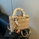 thumbnail image 3 of Bolso pequeño de alta gama con forma de diamante en relieve para mujer, nuevo bolso de mano de la Princesa Diana, bolso cruzado versátil con personalidad de moda, 2025, 3 of 4