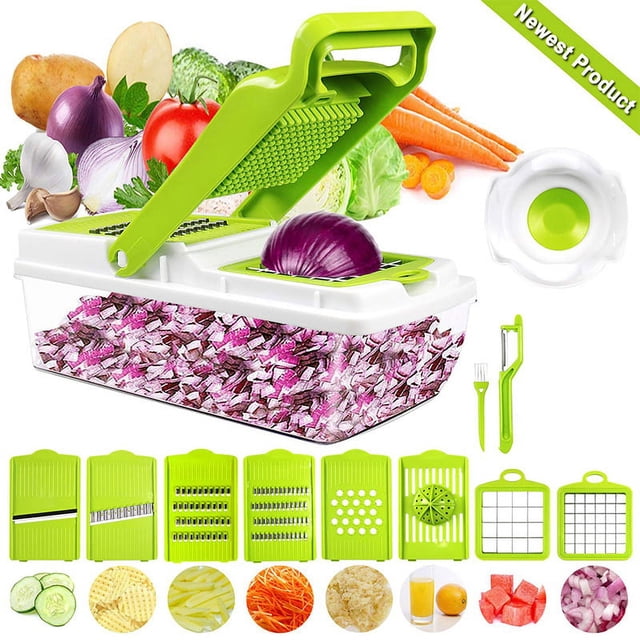 mandolina multifuncional, cortador de verduras de 12 piezas, corta verduras de forma rápida y uniforme blanco con base transparente: vista 3/4 frontal de la mandolina sobre un contenedor rectangular transparente y tapa blanca con detalles verdes; palanca de presión con empuñadura, juego de cuchillas intercambiables y accesorios visibles (protector de mano, pelador y cepillo); cebolla picada en el contenedor y ejemplos de rebanadas y rallados alrededor; también adecuada para preparar guarniciones pequeñas.