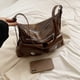 thumbnail image 3 of Bolso Hombro para Mujer Con Múltiples Bolsillos en Las Axilas Hobo Cuero PU (Caqui), 3 of 6