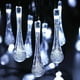 thumbnail image 1 of Guirnalda de 50 luces LED solares con 8 modos de iluminación y forma de lágrima, impermeables, para patio, jardín, árbol de patio, decoración de bodas (blancas), 1 of 5