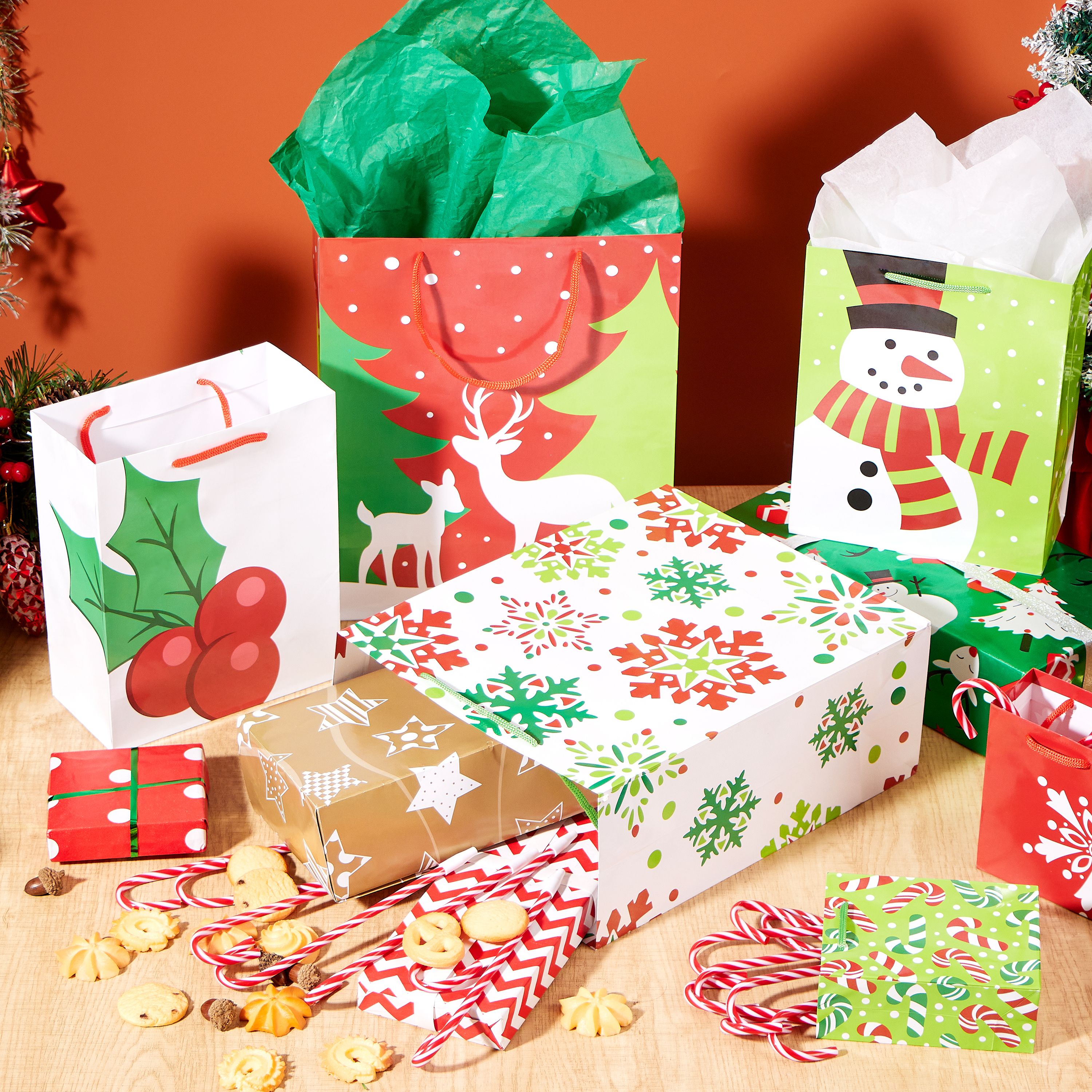 Joyfy 20-Piece Christmas Goody Gift Bags with Handles, Assorted Sizes photo 5