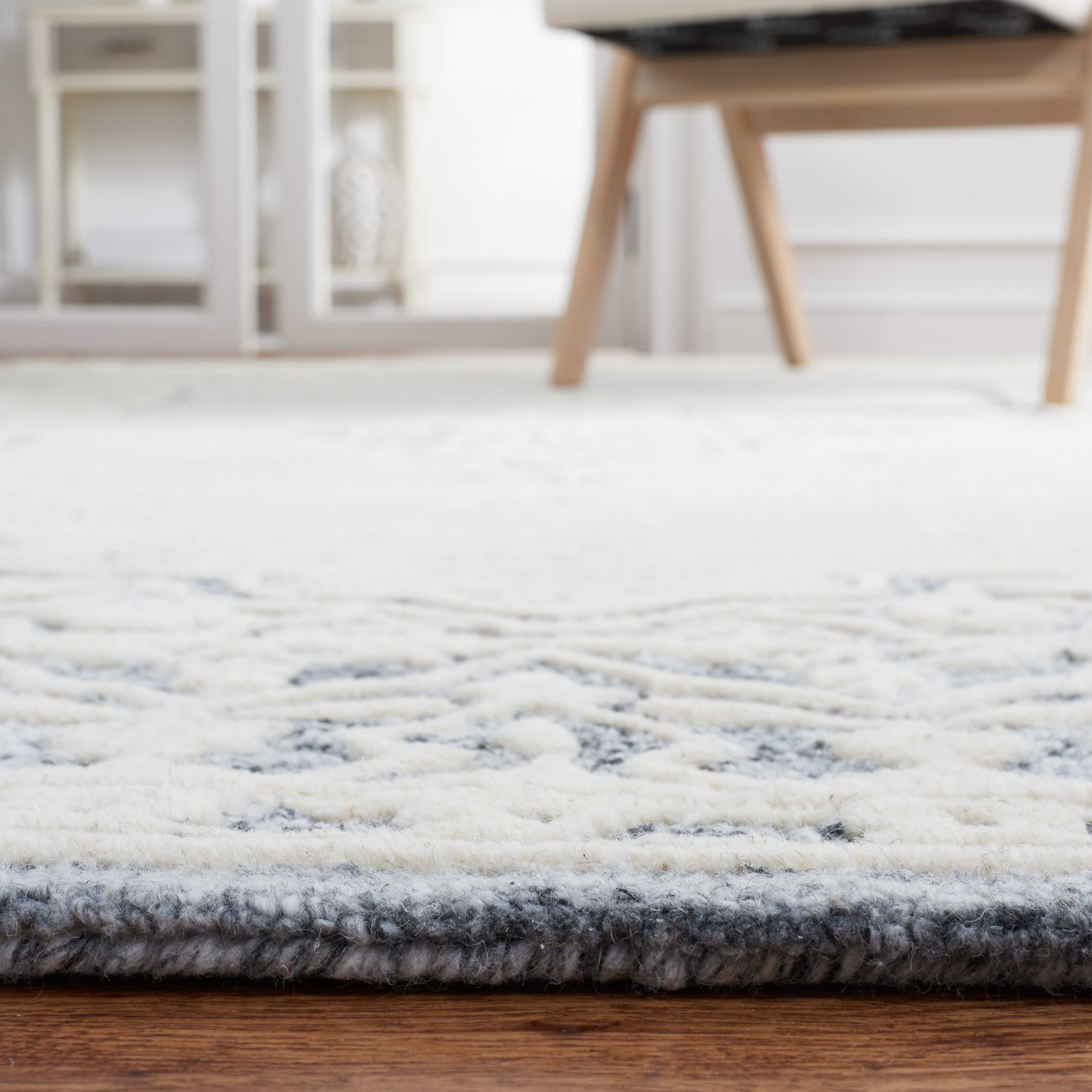 SAFAVIEH Metro Helena Medallion Area Rug, Grey/Ivory, 6' x 6' Square