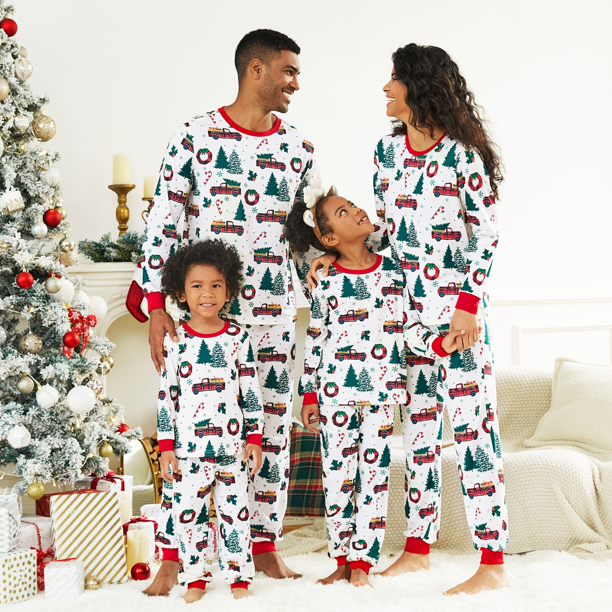 PatPat Conjuntos de pijamas de manga larga con estampado de árboles de Navidad y coches para familias que coinciden en Navidad (antiflamables)