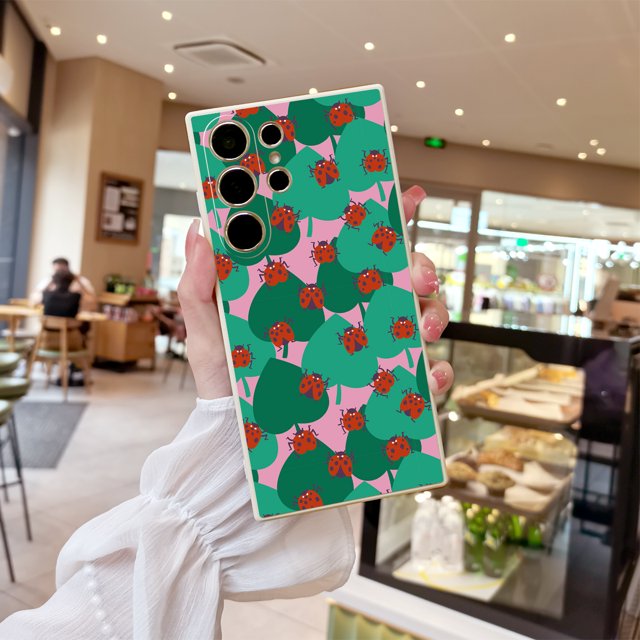 Añade un toque de personalidad a tu iPhone con esta funda para teléfono de goma TPU a prueba de golpes inspirada en dibujos animados.