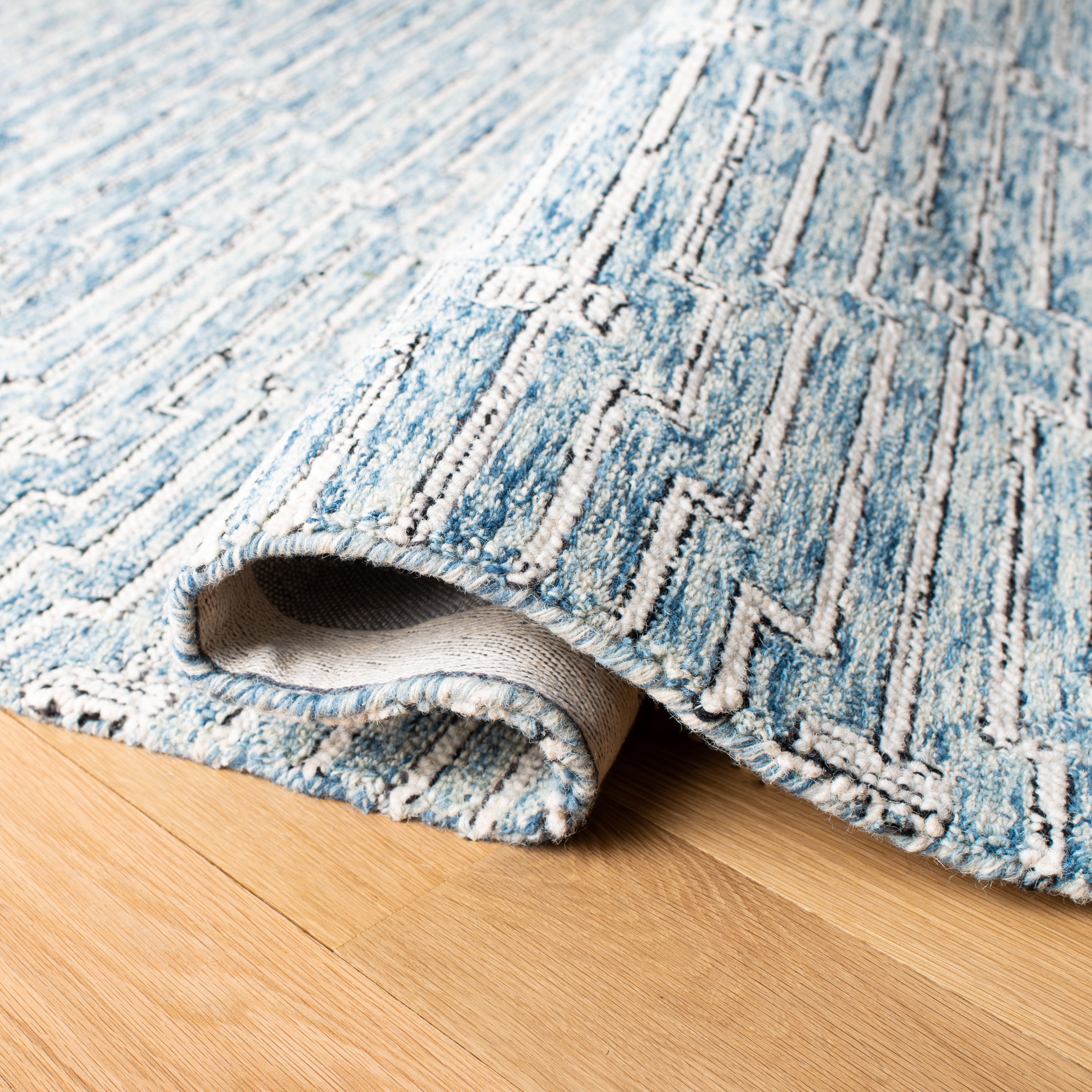 SAFAVIEH Micro-Loop Aspen Geometric Area Rug, Light Blue/Ivory, 5' x 5' Round