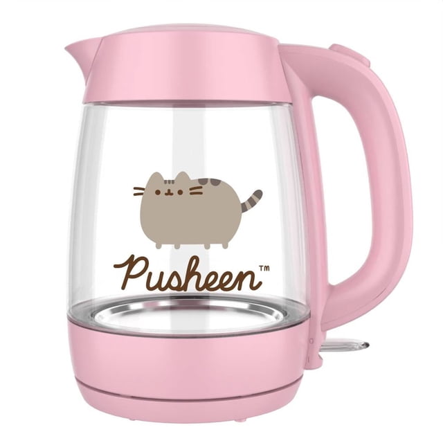 tetera de vidrio my shop pusheen 1.7 litros rosa Frontal de hervidor eléctrico My Shop Pusheen 1.7 L en rosa pastel; cuerpo de vidrio transparente con ilustración y logo 'Pusheen', base y tapa plástica rosa, mango con botón de apertura, anillo de luz en la base y placa metálica interior visible; incluye almacenamiento integrado para el cable y capacidad para varias tazas.