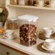 thumbnail image 5 of Juego de 3 tarros de plástico herméticos para guardar aperitivos, cereales y alimentos secos. Recipientes transparentes para organizar la despensa. Bote apilable para granos de café, cereales y, 5 of 6