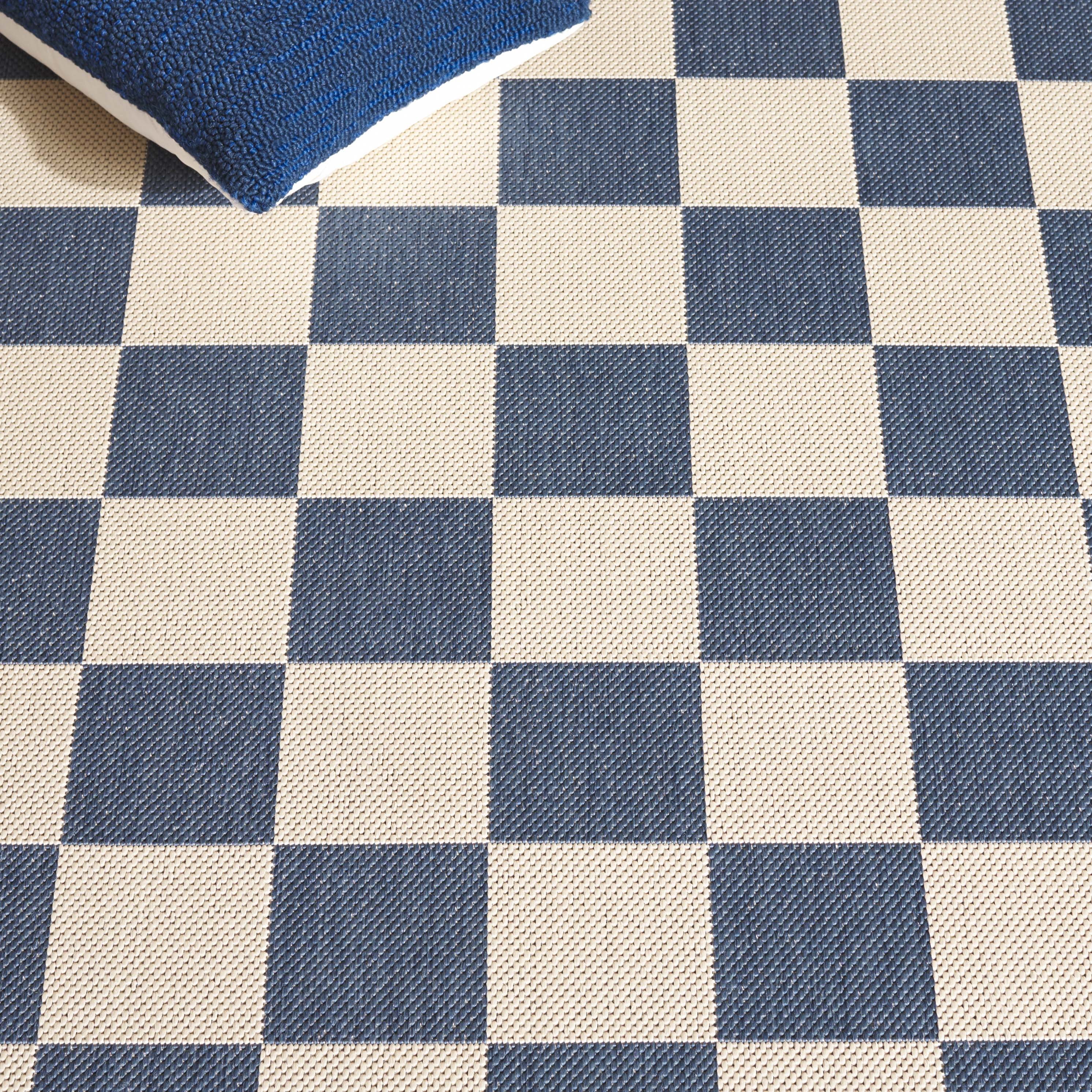 SAFAVIEH Courtyard Talbot Checkered Indoor/Outdoor Area Rug, Blue/Beige, 4' x 5'7"