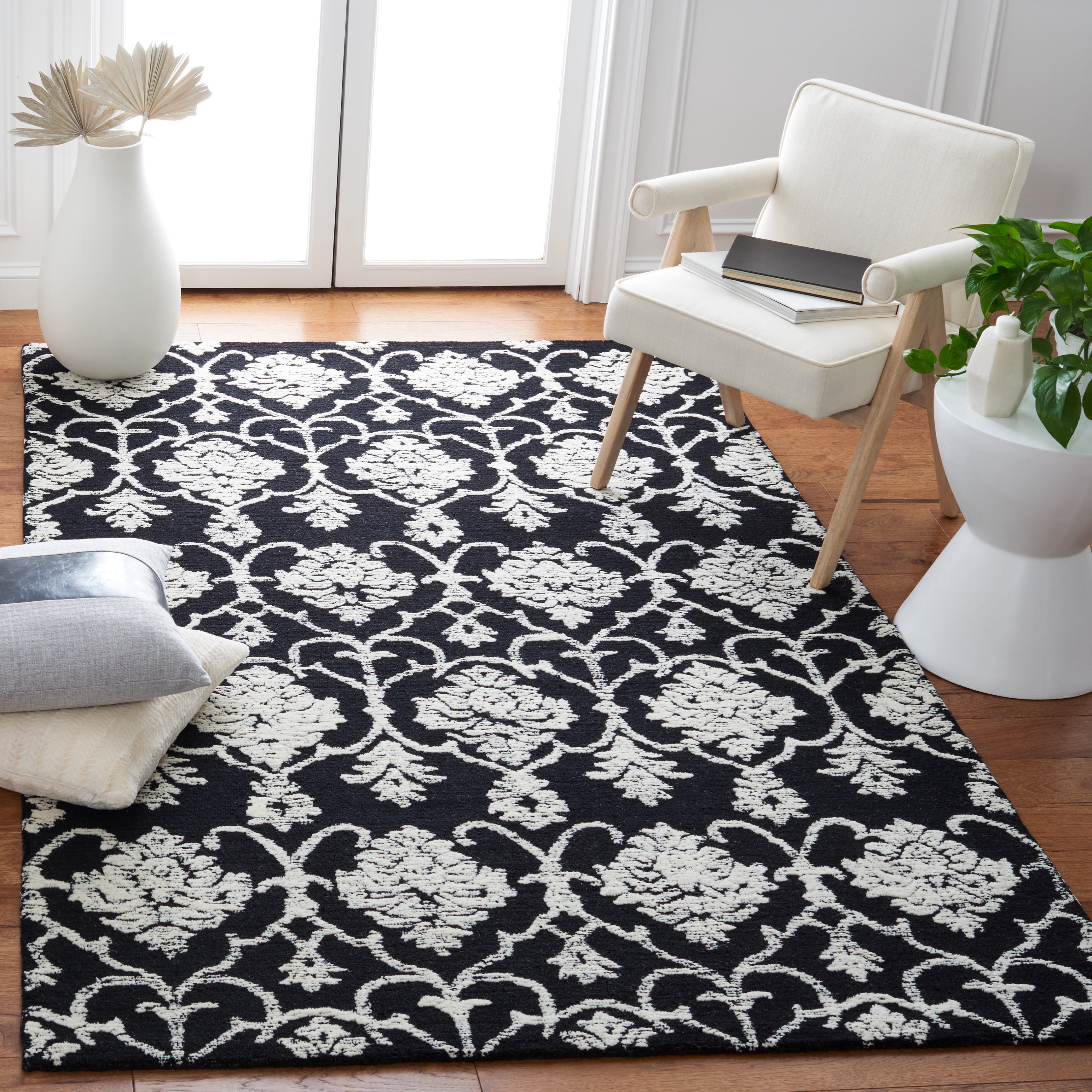 SAFAVIEH Metro Sutton Medallion Area Rug, Black/Ivory, 4' x 6'
