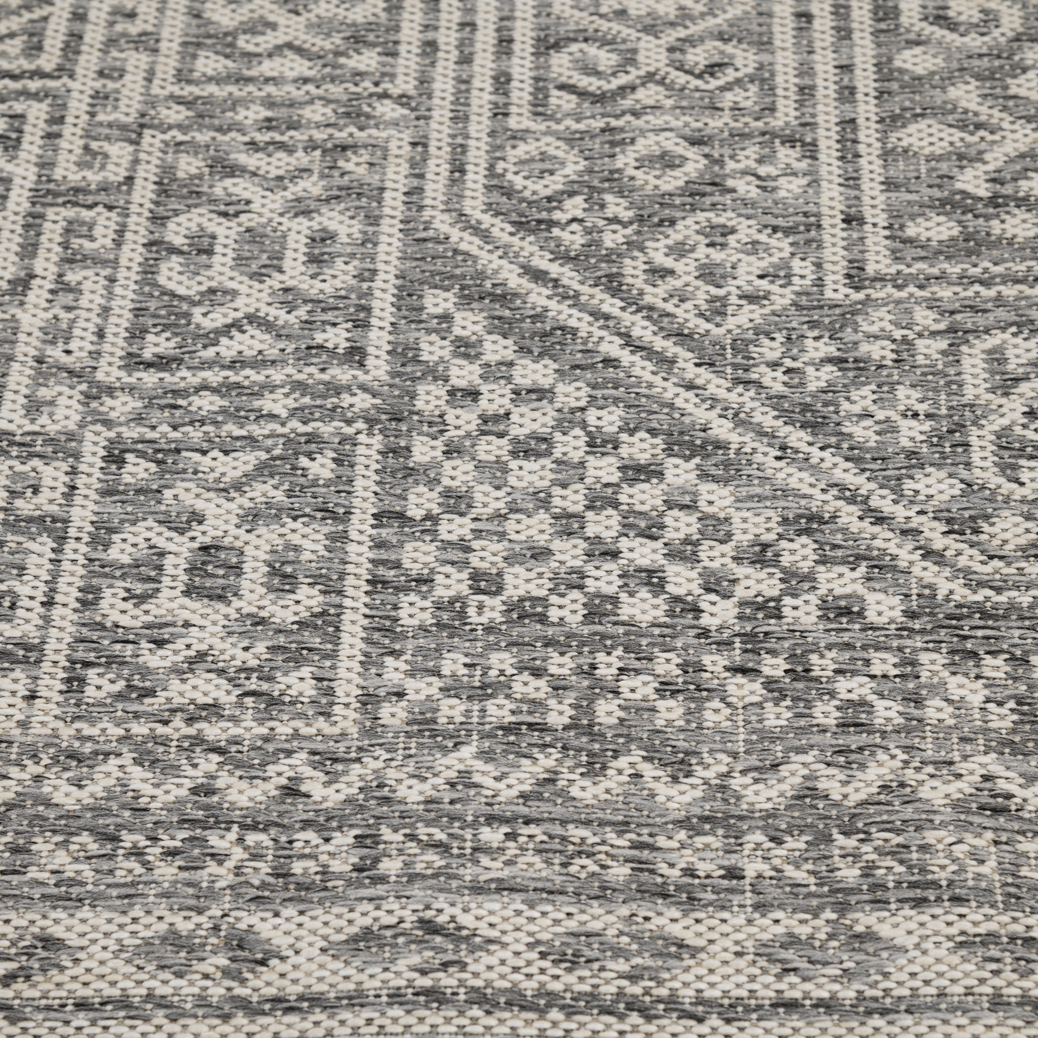 Mainstays 6 ft 6 in Round Gray Medallion Outdoor Area Rug