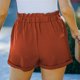 thumbnail image 4 of Pantalones cortos de cintura elástica para mujer, color naranja, tiro alto, bolsillos, corte recto, estilo informal, para verano, 4 of 6