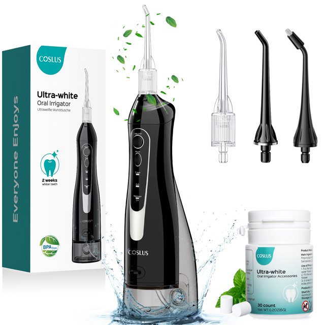 irrigador bucal coslus, hilo dental multifunción con pastillas blanqueadoras, herramienta de limpieza dental, irrigador bucal eléctrico para el hogar — Vista frontal centrada de irrigador bucal portátil negro con depósito transparente y boquilla curvada; cuerpo ergonómico con botones de operación y pequeño indicador LED; incluye tres boquillas intercambiables de plástico y frasco de pastillas blanqueadoras de menta sobre fondo blanco con caja del producto y salpicaduras de agua; a menudo se usa para enjuague, masaje gingival y limpieza interdental en rutinas domésticas.