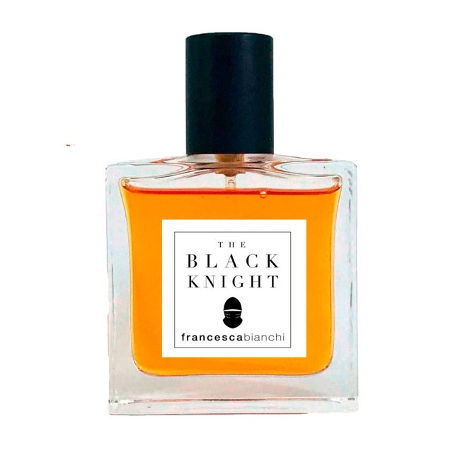 perfume francesca bianchi the black knight, 30 ml, extracto de perfume frasco cuadrado de vidrio frontal con líquido ámbar, etiqueta blanca con texto negro y logotipo, tapón cilíndrico negro sobre fondo blanco; ideal como fragancia nocturna y, por su tamaño compacto, suele guardarse en neceser de viaje.