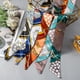 thumbnail image 4 of Un conjunto completo de pañuelos de seda, bolsas para corbatas, cajas de regalo y pañuelos de seda decorativos con cintas finas y estrechas, cintas para el pelo, bordes inclinados y pañuelos de seda, 4 of 6