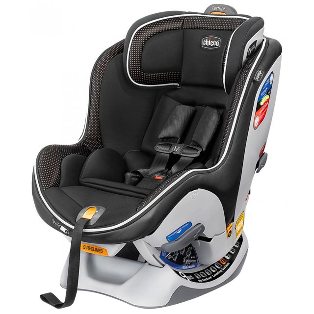 autoasiento convertible Chicco negro, asiento infantil con arnés de 5 puntos y cojín reductor para recién nacido, cabecera ajustable en 9 alturas y 9 posiciones de reclinación, base gris con indicador de ángulo y palanca de ajuste; a menudo usado en sistemas de viaje y trayectos en automóvil.