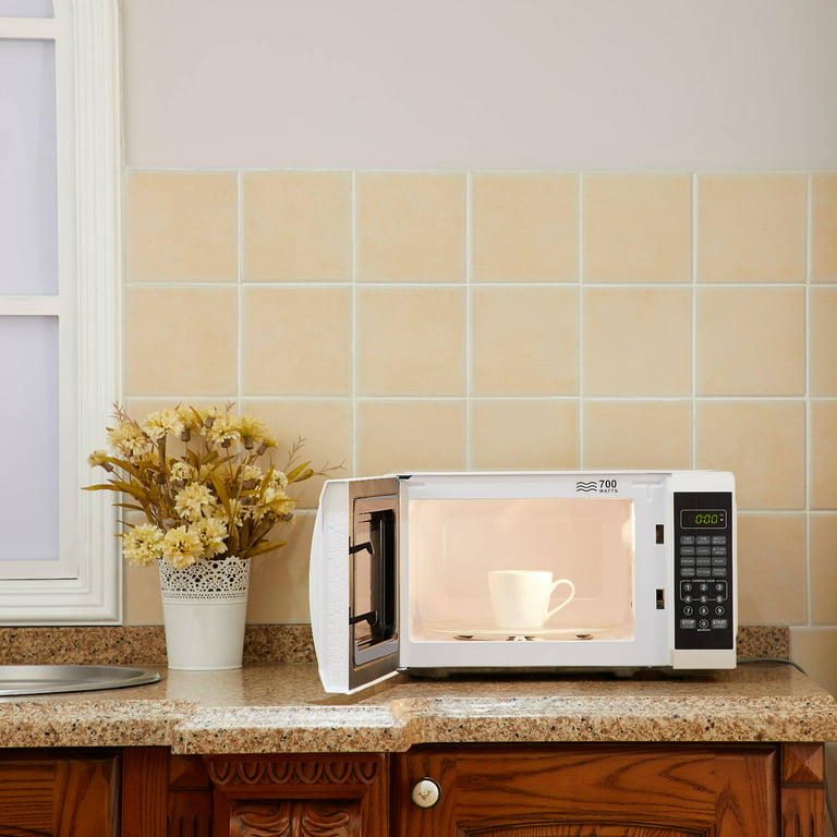 GE 0.7-cu ft 700-Watt Countertop Microwave (White) in the Countertop  Microwaves department at